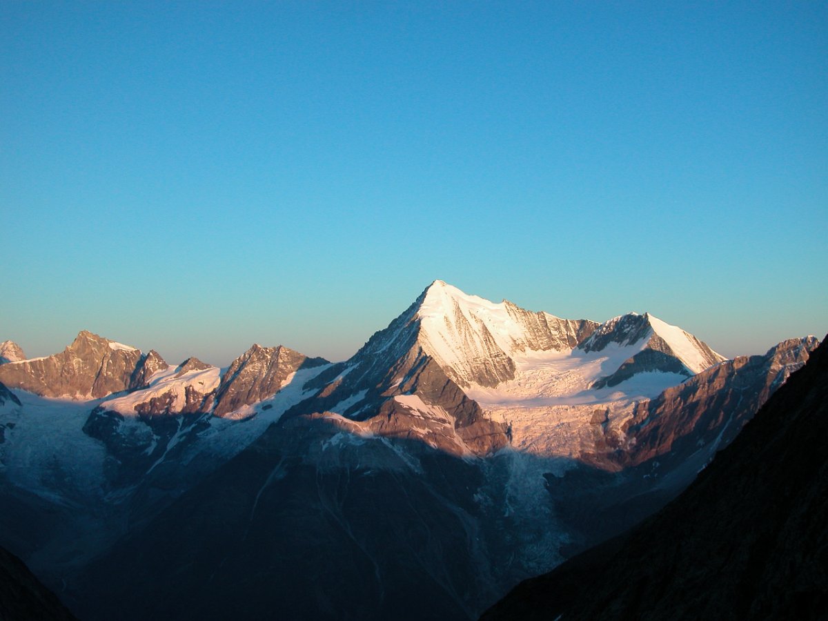 Wallis 2005 122.jpg - Morgensonne auf dem Weisshorn.